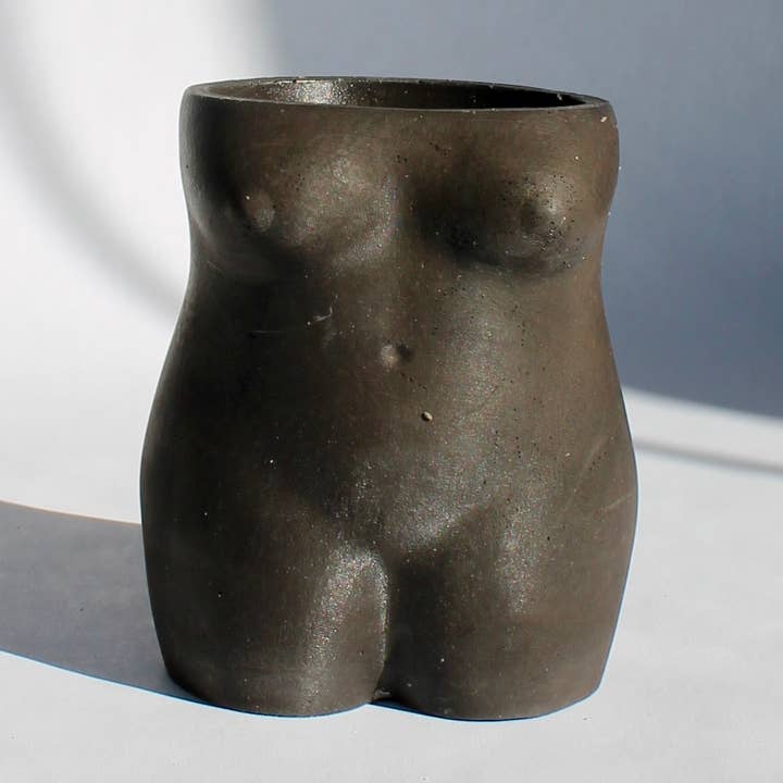 Betonnen Vrouwelijke Lichaamsvaas in Zwart voor wholesale door House of Ivy