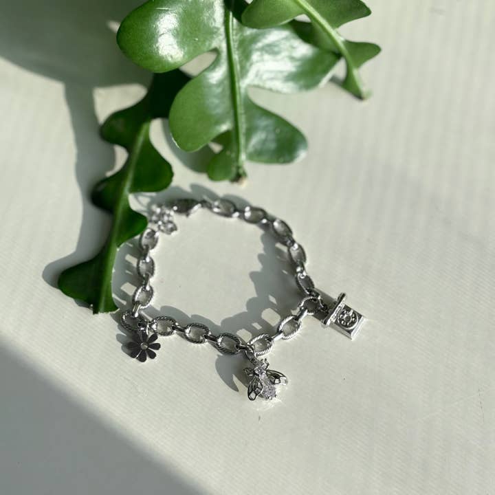 Buzzin Bee Charm-armband för wholesale av Sunstone Jewels