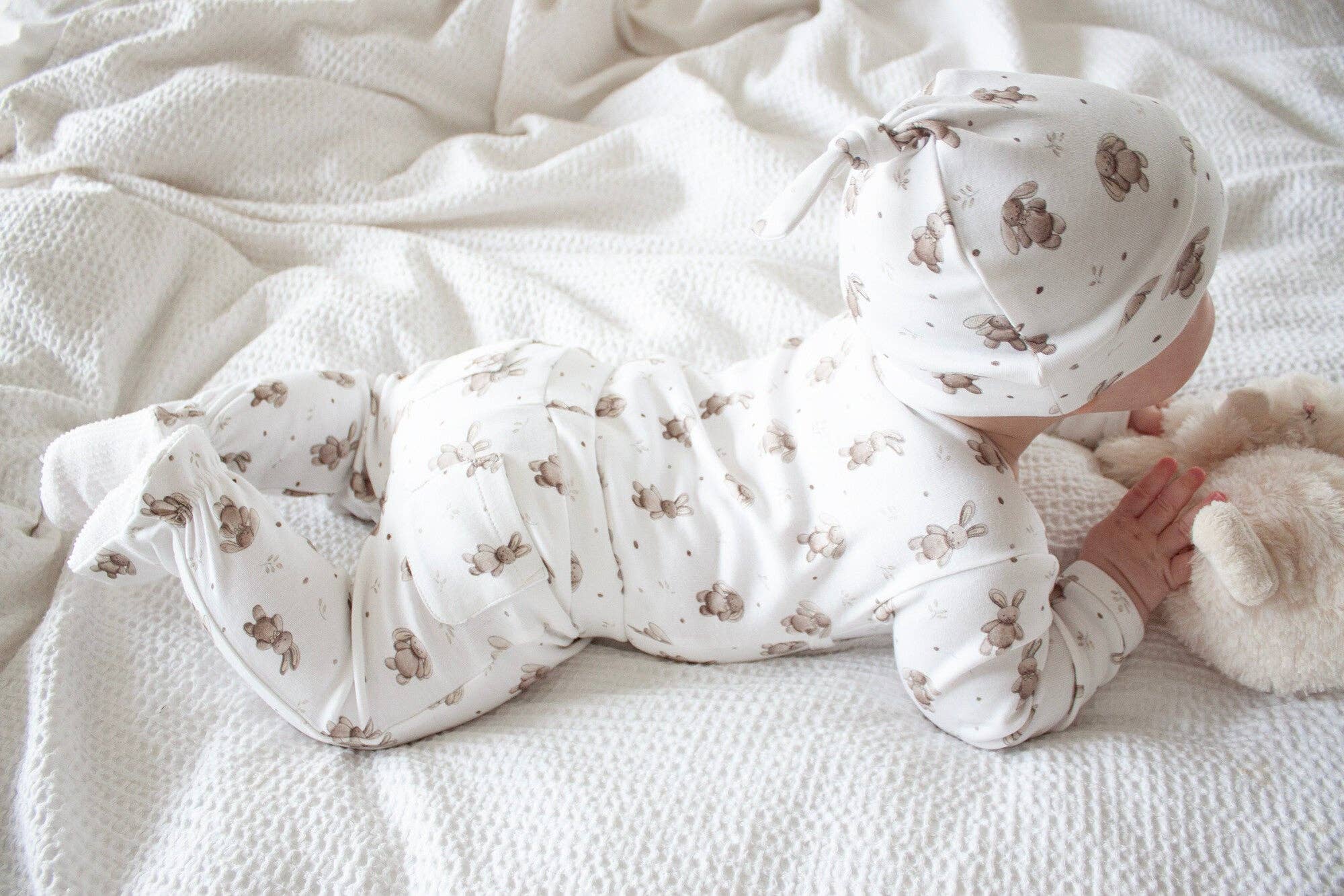 L'ovedbaby – Großhandel Neugeborenen-Mütze – Baby – Bunny Shadow | Bio-Geknotete Mütze6