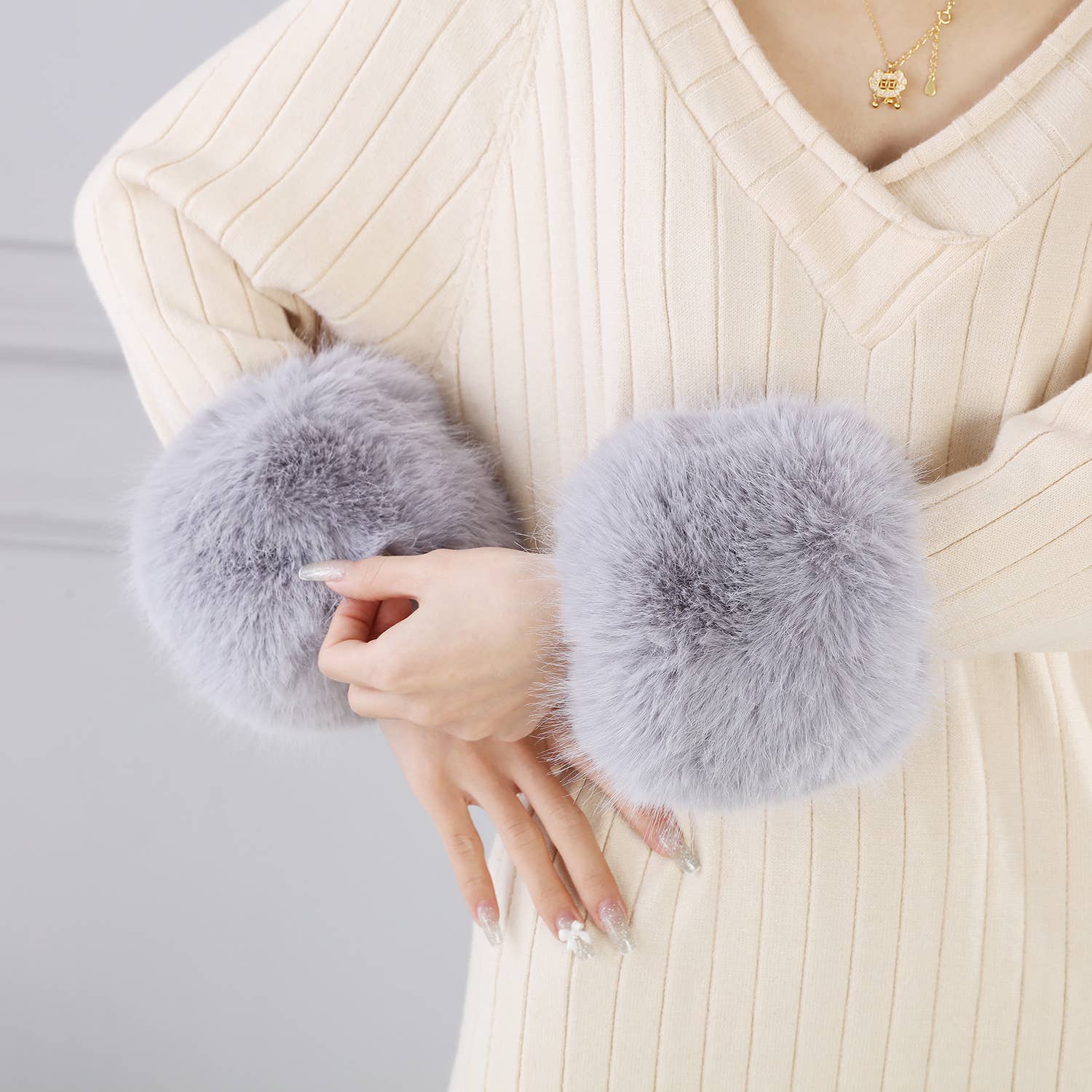 PEACH ACCESSORIES - Wholesale Fur/Faux Fur Coat - Women's - Glamorous Faux Fur Cuffs 00813