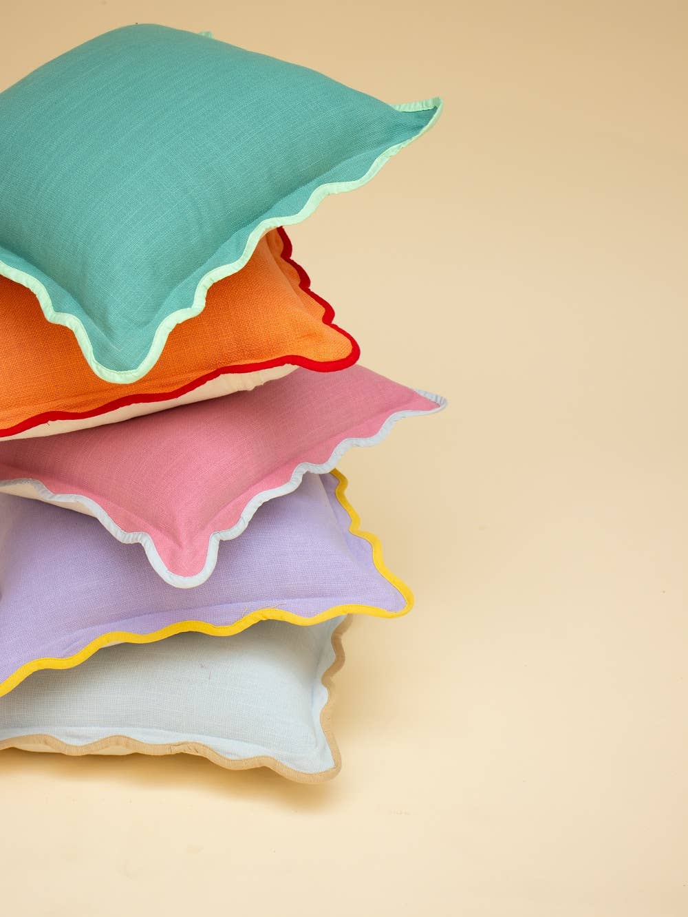 Casa Amarosa - Venta al por mayor Cojín decorativo - Almohada decorativa Scallop Edge, 16 x 16 pulgadas, color lavanda2