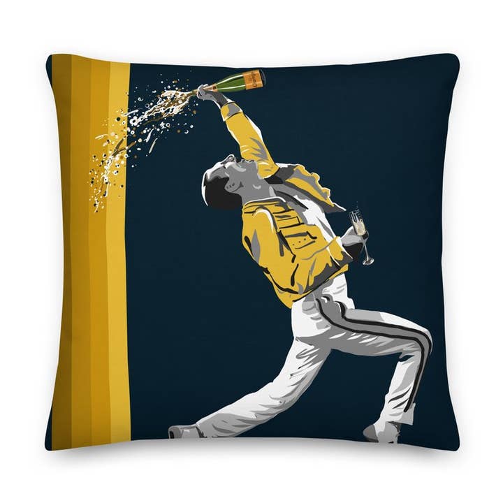 Almohada de salón Freddie Mercury One More para venta al por mayor de Uptripping (Shannon Foley Henn)