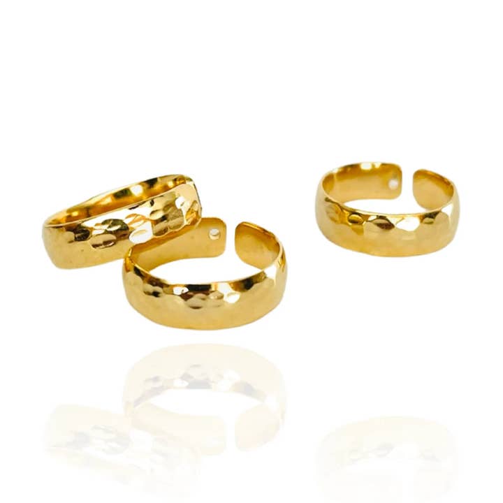 The Hammered Gold Wide Band - Anello moderno a strati per la vendita all'ingrosso da parte di Hudson and Birch