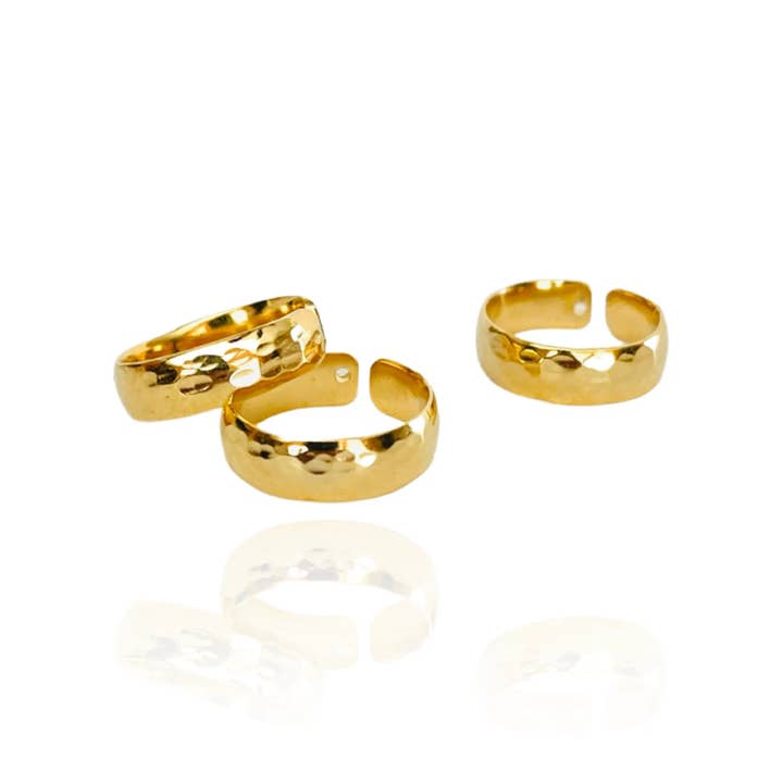 The Hammered Gold Wide Band - Bague à superposer moderne pour la vente par Hudson and Birch