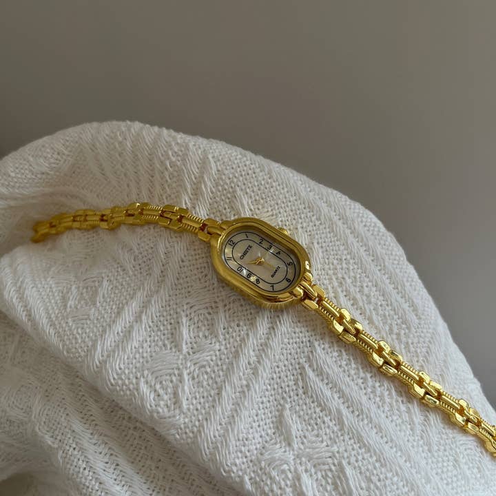 Dipped Shop - Wholesale Wrist Watch - Women's - Vintage Gold Oval Bracelet Quartz Watch DP25F7363