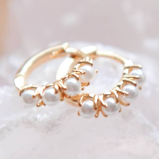 Créoles Pearl Huggie pour la vente par Oh So Lovely