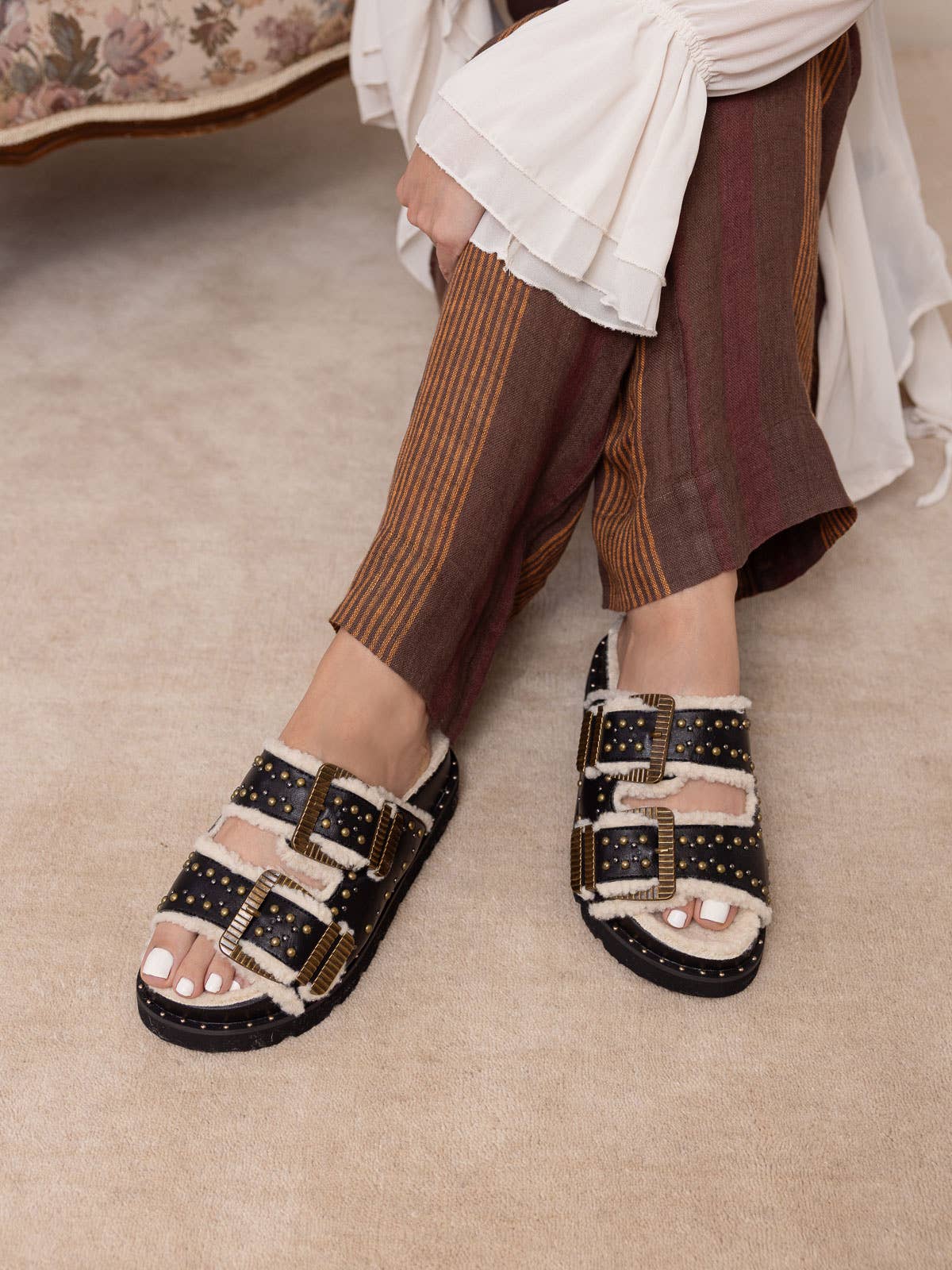 NOIR Le Gaylen | Mules à Boucle Cloutée Noire Doublées de Polaire en vente sur Faire2