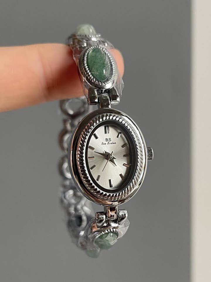 Retro Gold Tone Oval Dial Quartz Wrist Watch DP25F733 for wholesale by Dipped Shop