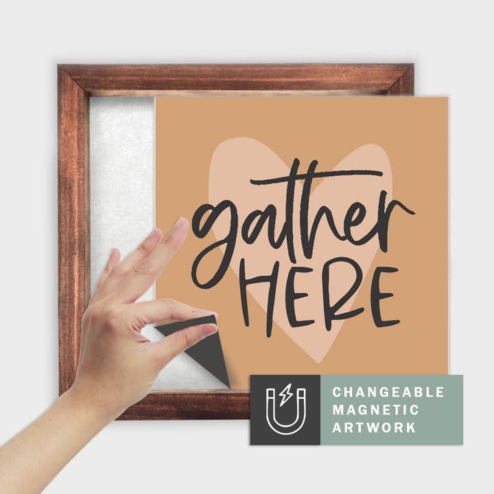 Inserto Decorativo Magnetico Stagionale per Insegna Intercambiabile (Medio): Radunati Qui | Ringraziamento e Autunno | Insegna Magnetica Vuota Venduta Separatamente per la vendita all'ingrosso da parte di Simpler Seasons Decor