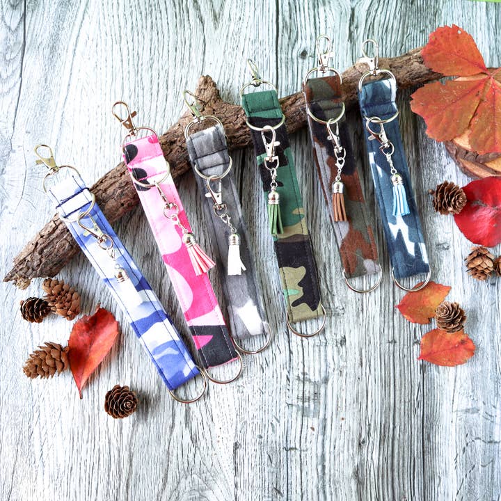 Kimmi Jo - Vendita all'ingrosso Portachiavi - Donna - Portachiavi da polso verde mimetico con ciondolo a nappina e barra porta-ciondoli3