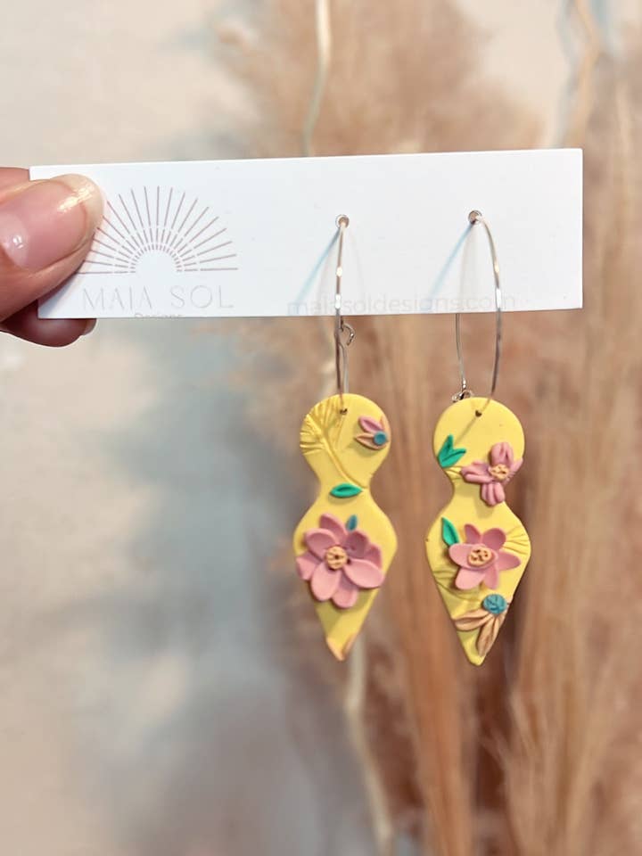 Florals Dangle Goddess øreringe for engroshandel hos Maia Sol Designs