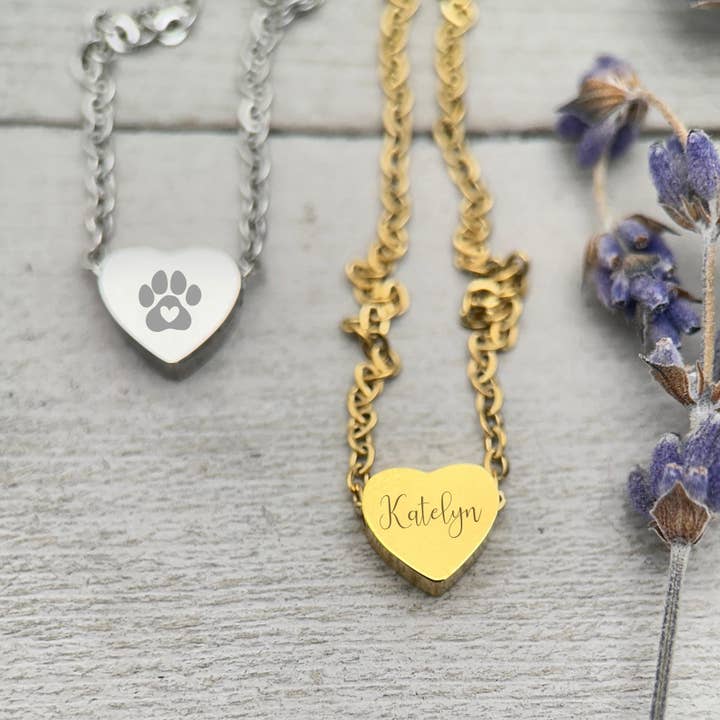 Collier Cœur Personnalisé • Pendentif Coulissant en Acier Inoxydable Gravé • Nom, Date ou Symbole Personnalisé • Or ou Argent • Cadeau Fabriqué aux États-Unis pour la vente par Sunlight Silver Jewelry