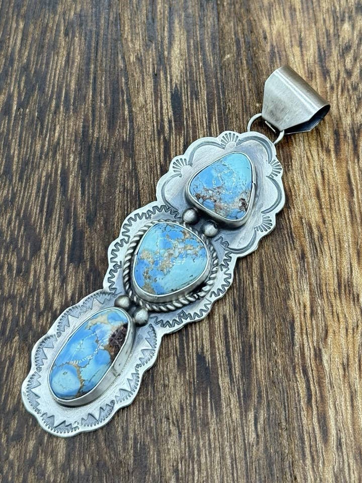 Navajo handgefertigter Anhänger aus Sterlingsilber mit Golden Hills Türkis und Stempelprägung für den Großhandel von Native City Jewelry