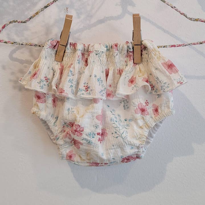 WHITE FLOWER FROG for wholesale by Mia y Lia