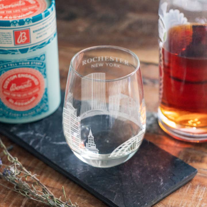 Benoit's Design Co. - Vendita all'ingrosso Bicchieri da cocktail/superalcolici - Occhiali incisi sullo skyline di Rochester, New York3