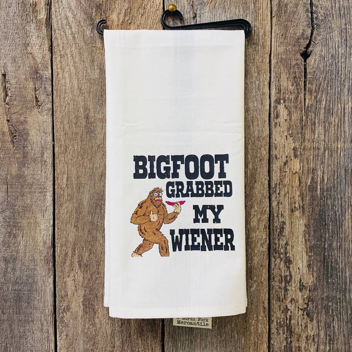 Bigfoot a attrapé ma saucisse, torchon de cuisine pour la vente par North Fork Mercantile