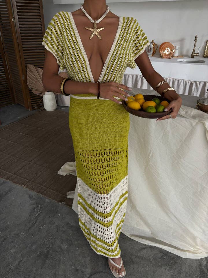 "Boho Strikket Kjole med Dyb V-Hals og Bindebånd Detalje på Ryggen" for engroshandel hos Design company-Fatma Balkir