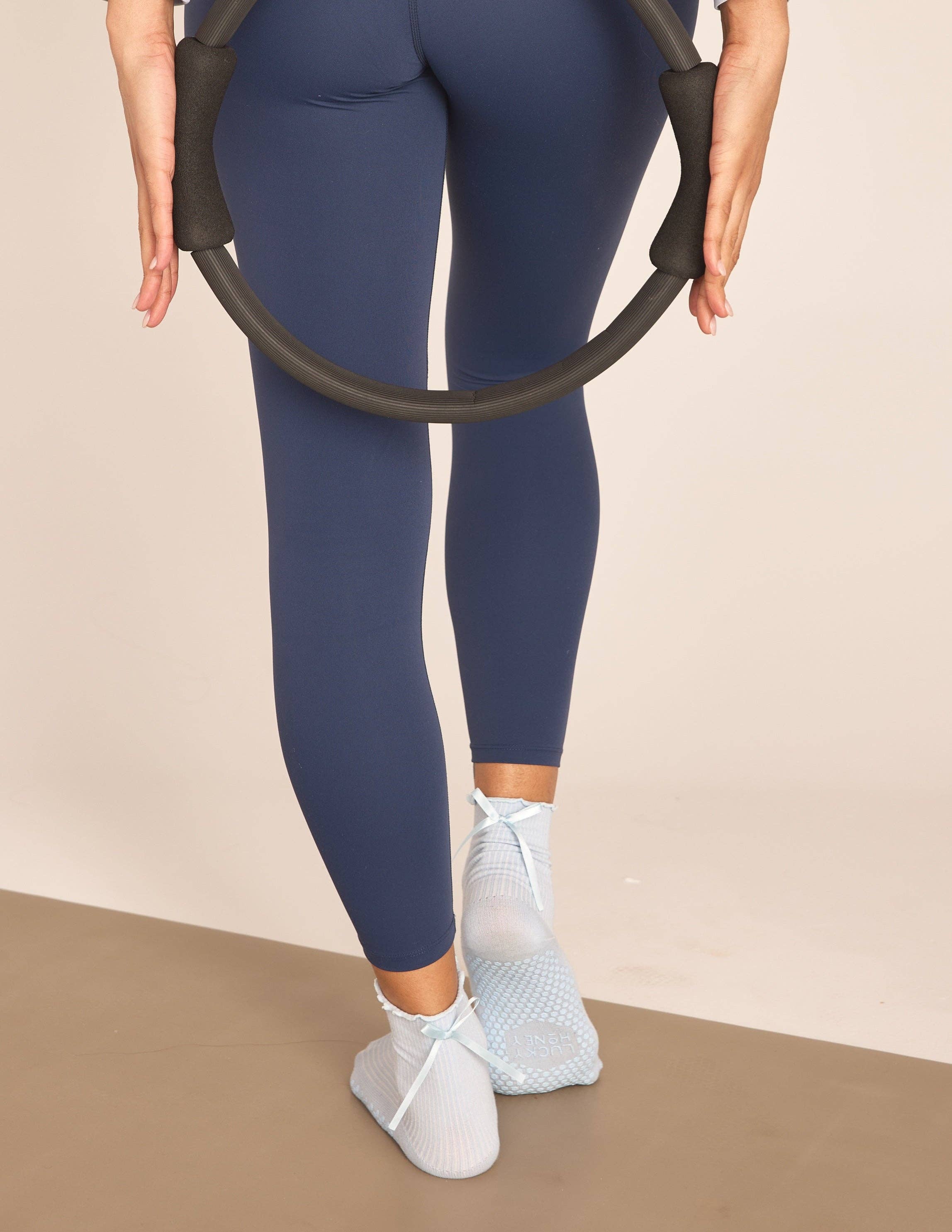 LUCKY HONEY – Engroshandel Strømper - Dame – The Juliet gripstrømpe med flæsekant og satin sløjfe13