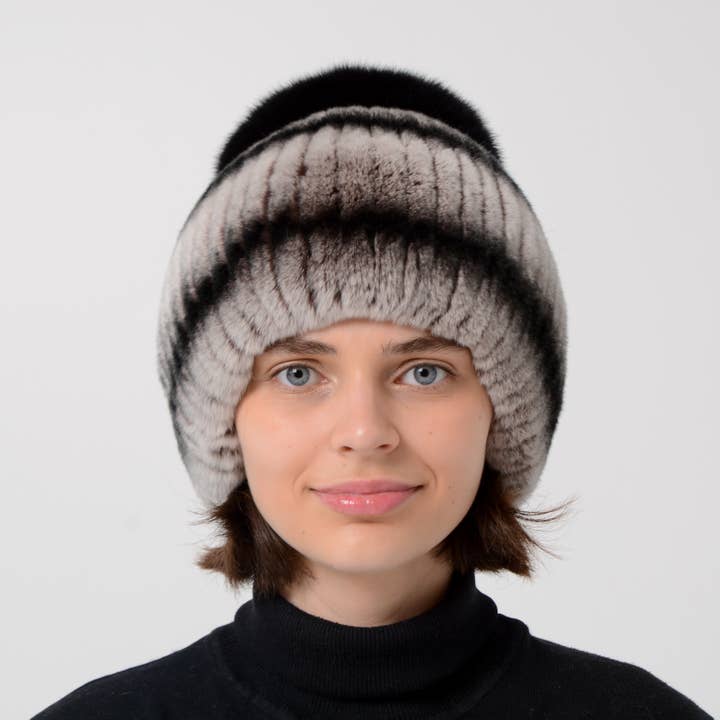 FurStyleUa - Vendita all'ingrosso Berretto - Donna - Cappello invernale da donna in pelliccia di coniglio con pompon, volpe artica