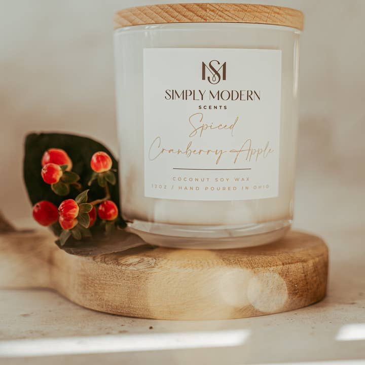 Kryddad Tranbär Äpple | Vit | Träväck Kokos Sojavaxljus för wholesale av Simply Modern Scents