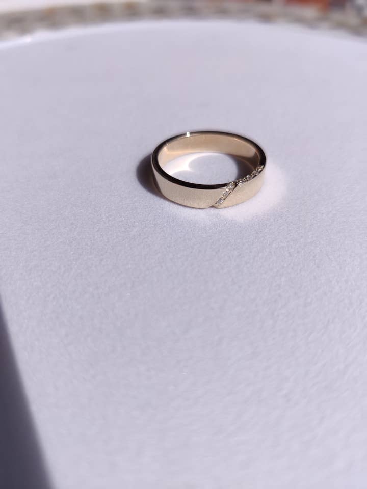 ANEL DE CASAMENTO COM DIAMANTES DESLIZANTES por atacado de The Diamond Setter