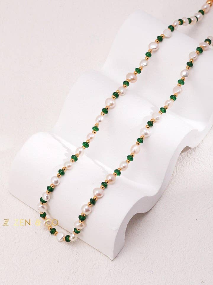 Collar de perlas JEYDA y delicada piedra verde. para venta al por mayor de ZEN&CO Studio