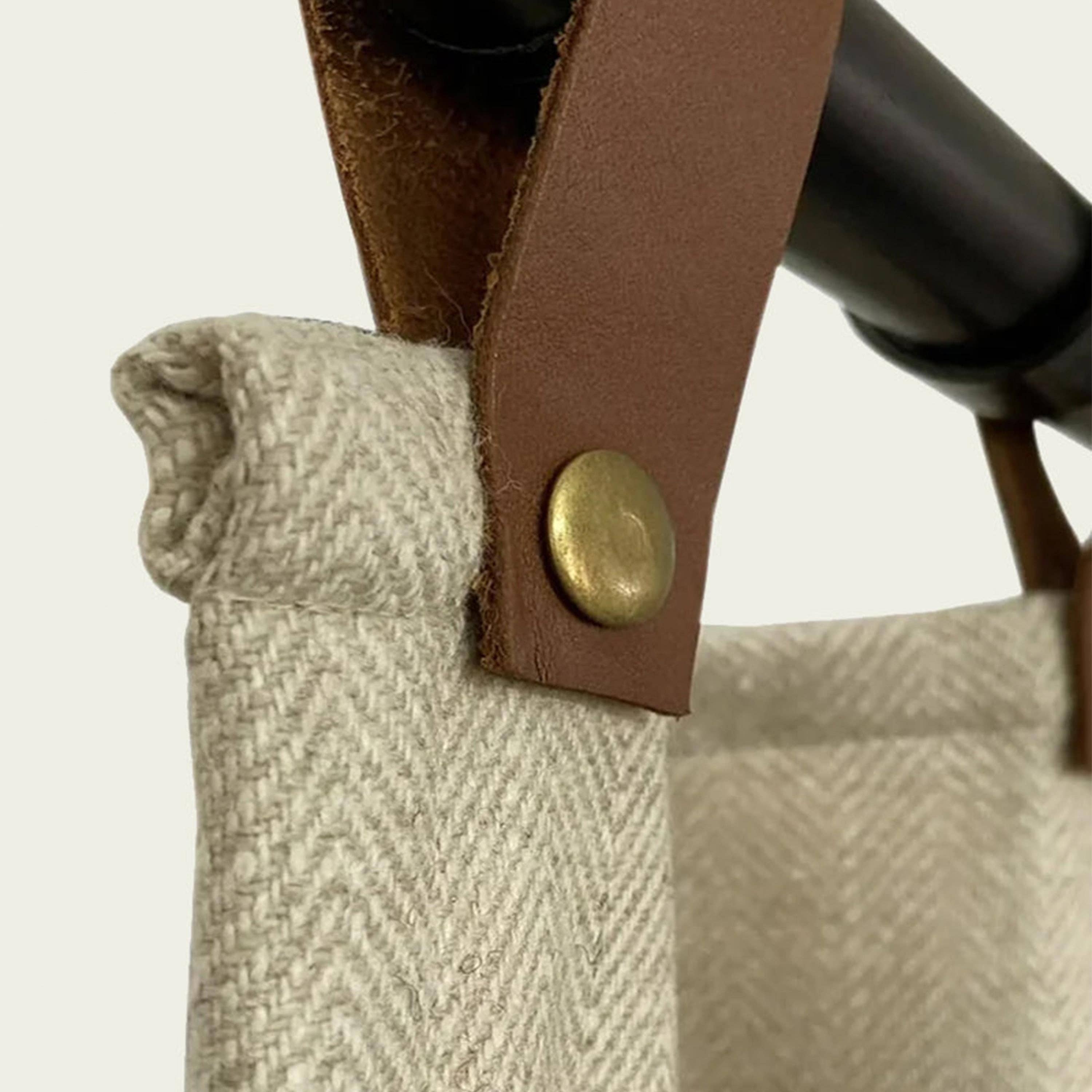 Amore Beauté - Vente Rideaux - Rideaux en laine à chevrons sur mesure avec languettes en cuir véritable et boutons en laiton.1