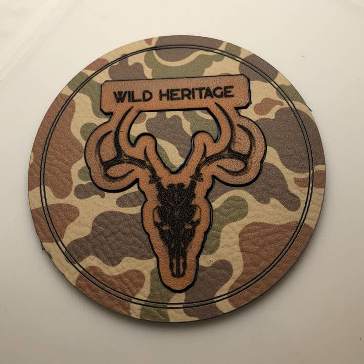 Wild Heritage Apparel - Vente Accessoire pour chapeau – homme - Patch Wild Heritage en forme de crâne de cerf, camouflage et cuir véritable