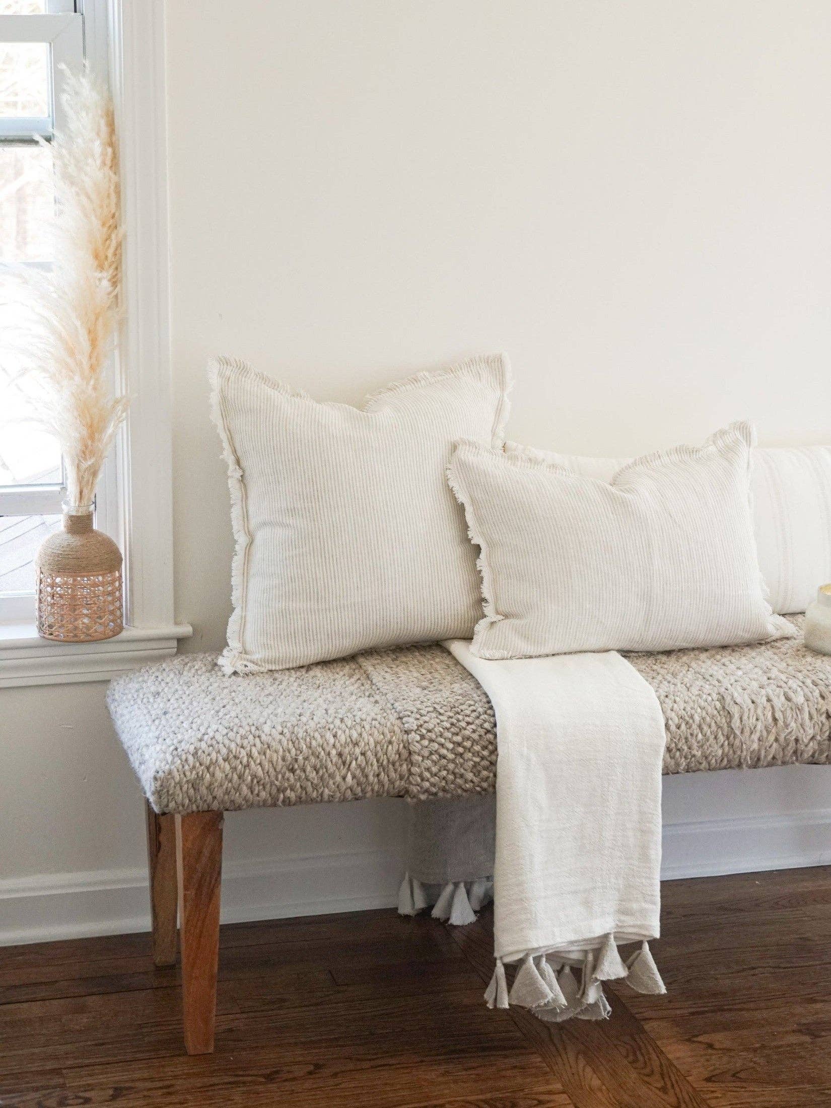 Anaya Home - Wholesale Decoratief kussen - Beige Kussen van Zacht Linnen met Streepjes en Franjes3