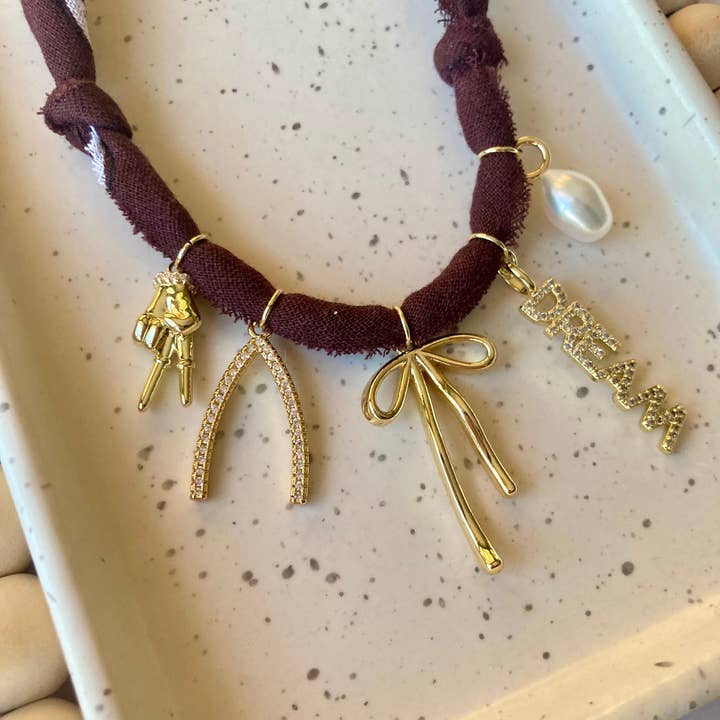 Larra Mirk Design – wholesale Hänge-/berlockhalsband – Bandana Charm Halsband | 5 Berlocker | Guldpläterad
