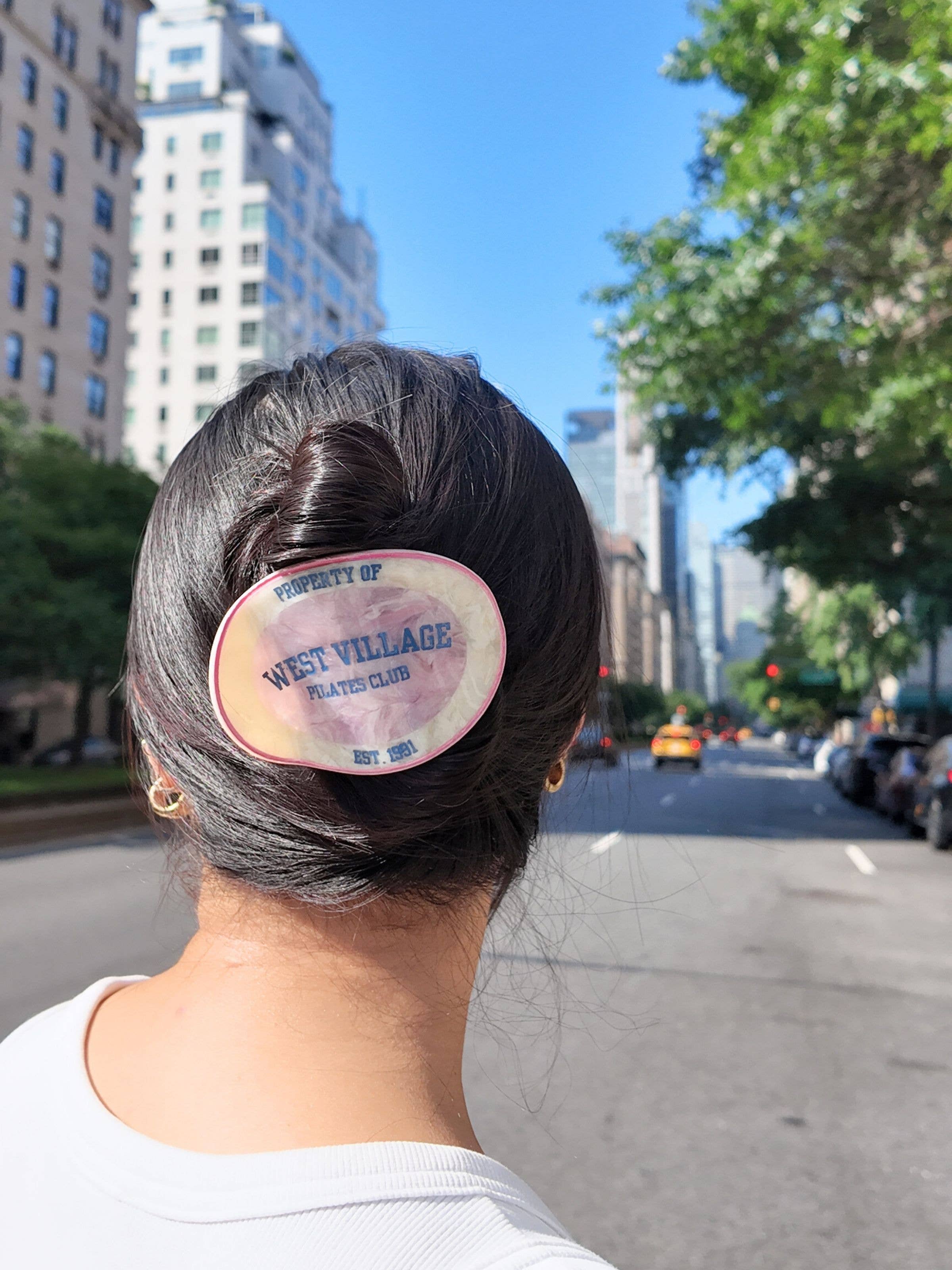 Solar Eclipse – wholesale Hårklämma - Dam – Handmålad West Village Pilates Club Lägg Ner Kloklämma4