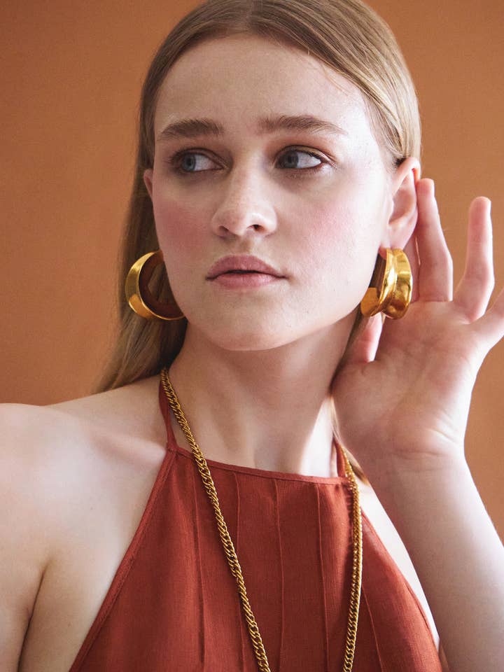 Créoles sculptées pour la vente par LOVARD