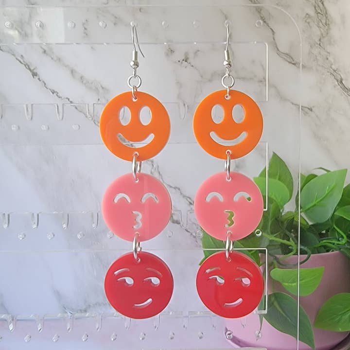 Boucles d'oreilles Happy Kissy Smirk pour la vente par Mushy Mushy