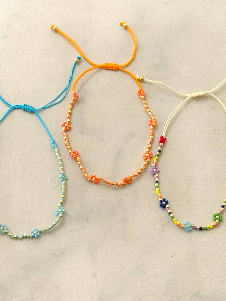 Daisy justerbart sommerarmbånd i makramé for engroshandel hos Cassette Barcelona