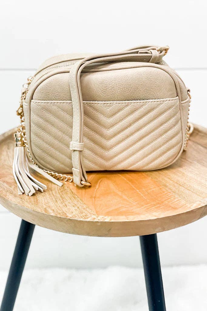 MiMi Wholesale - Vente Sac à bandoulière – femme - Sac à bandoulière Veronica à pompons cousus en V avec fermeture éclair0