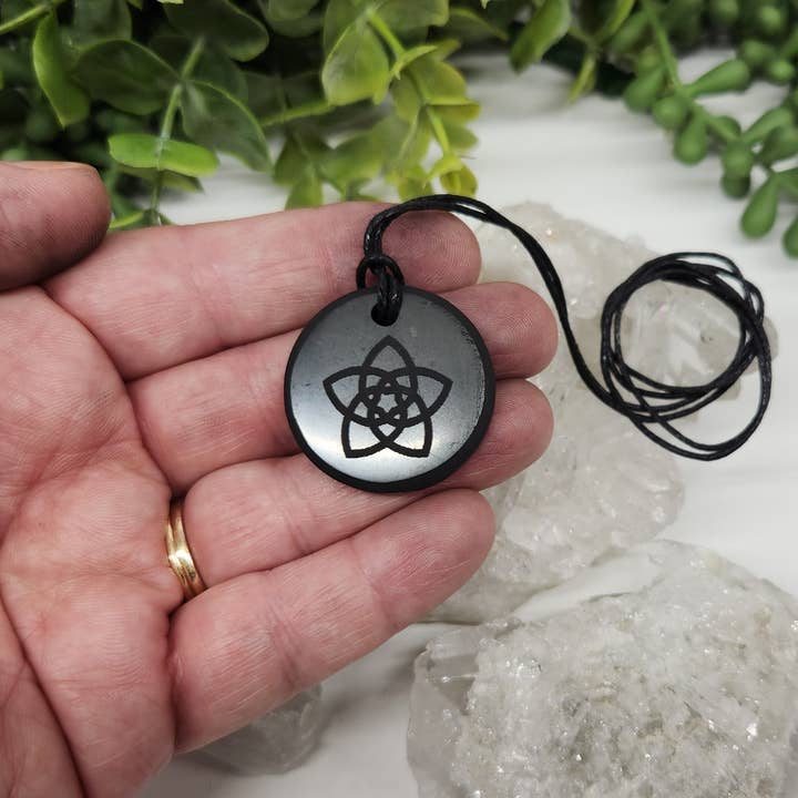 Meraki Gemstones - Venta al por mayor Abalorios/colgantes individuales - Colgante de shungita, nudo celta de cinco puntos con cordón