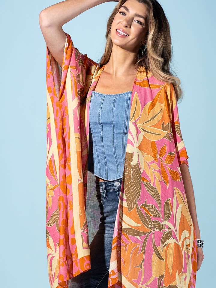 Kimono en viscose à pétales de corail pour la vente par Urbanista