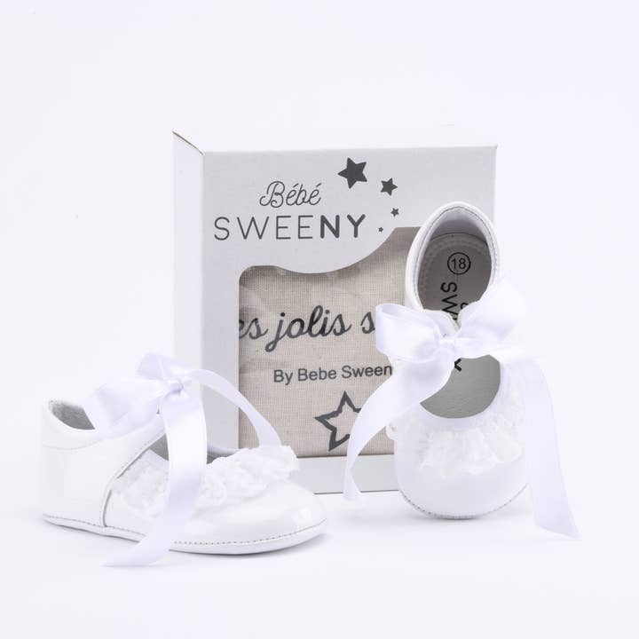 Witte voorloopschoenen van lakleer voor babymeisjes met veter voor wholesale door Bebe Sweeny