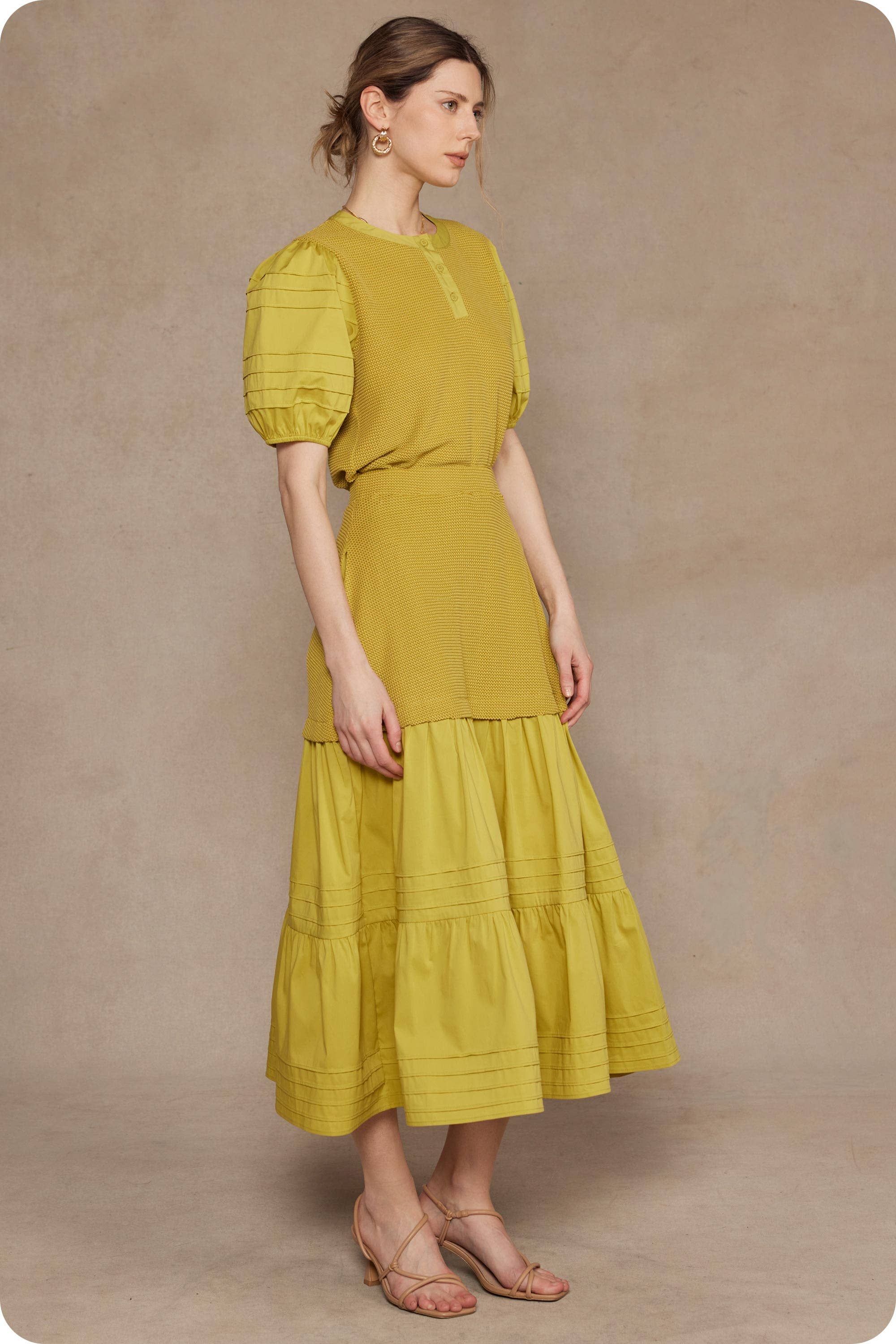 Strut & Bolt – wholesale Kjol - Dam – Pintuck-mixad midi-kjol i olika material4