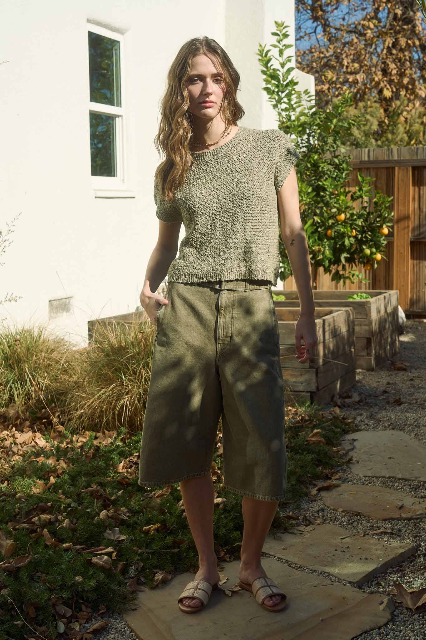 The Workshop Studio – wholesale Pullovertröja - Dam – STRUKTURERAD STICKAD TRÖJA MED RUND HALS OCH KORTA ÄRMAR4