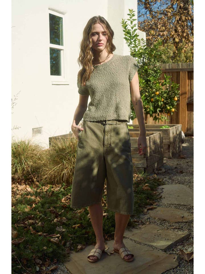 The Workshop Studio – wholesale Pullovertröja - Dam – STRUKTURERAD STICKAD TRÖJA MED RUND HALS OCH KORTA ÄRMAR4