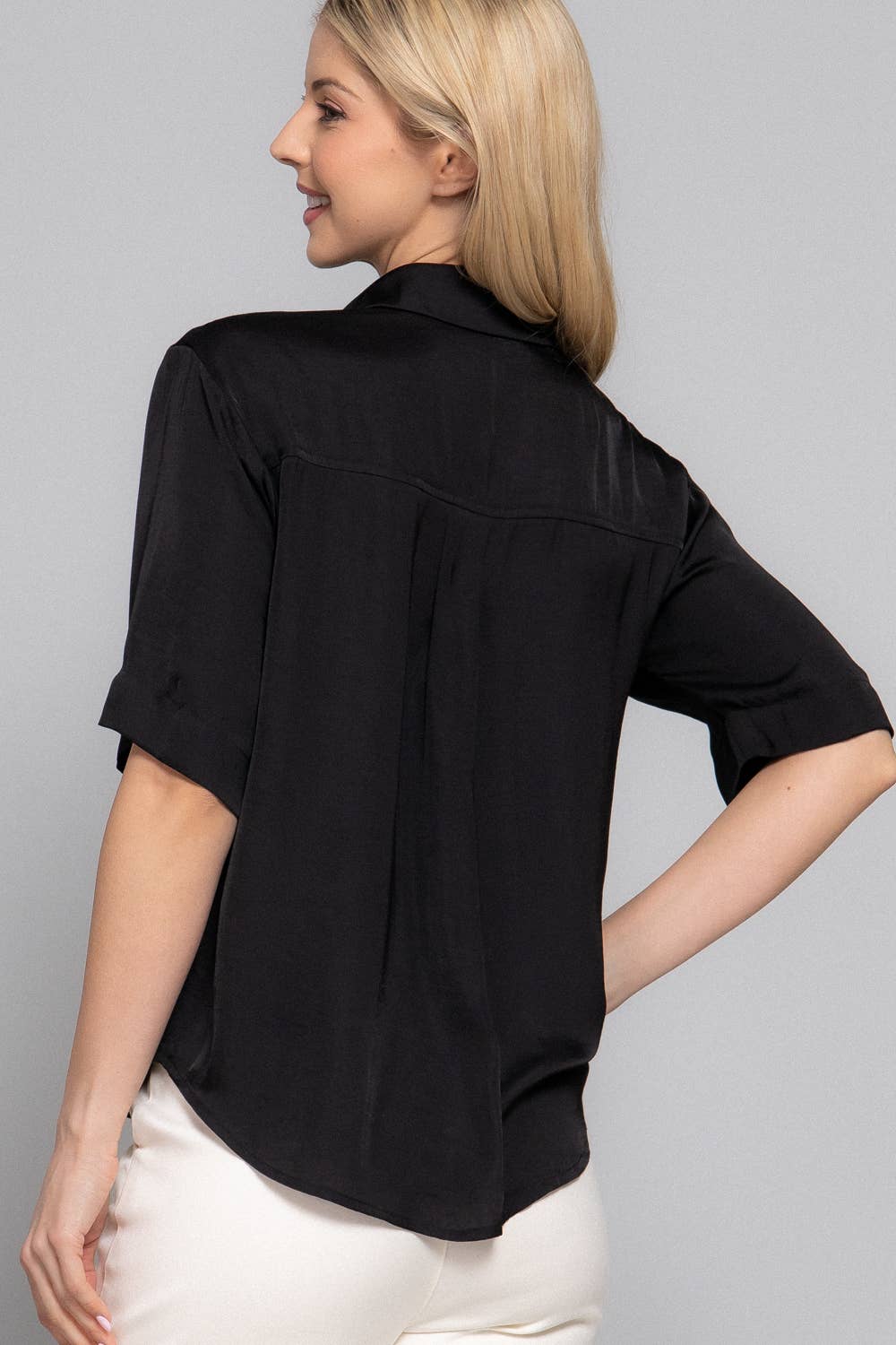 Active Basic | Active USA – Großhandel Hemd mit Button-down-Kragen – Damen – Kurzarm-Hemd aus gewaschenem mattem Satin mit Knopfleiste2