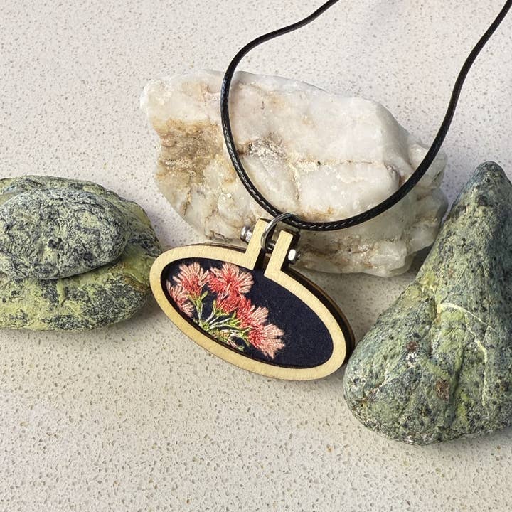 Pendentif Fleur Rose - Collier Cercle en Bois - Mini Broderie pour la vente par Yarn Revival by NokoKnitCo