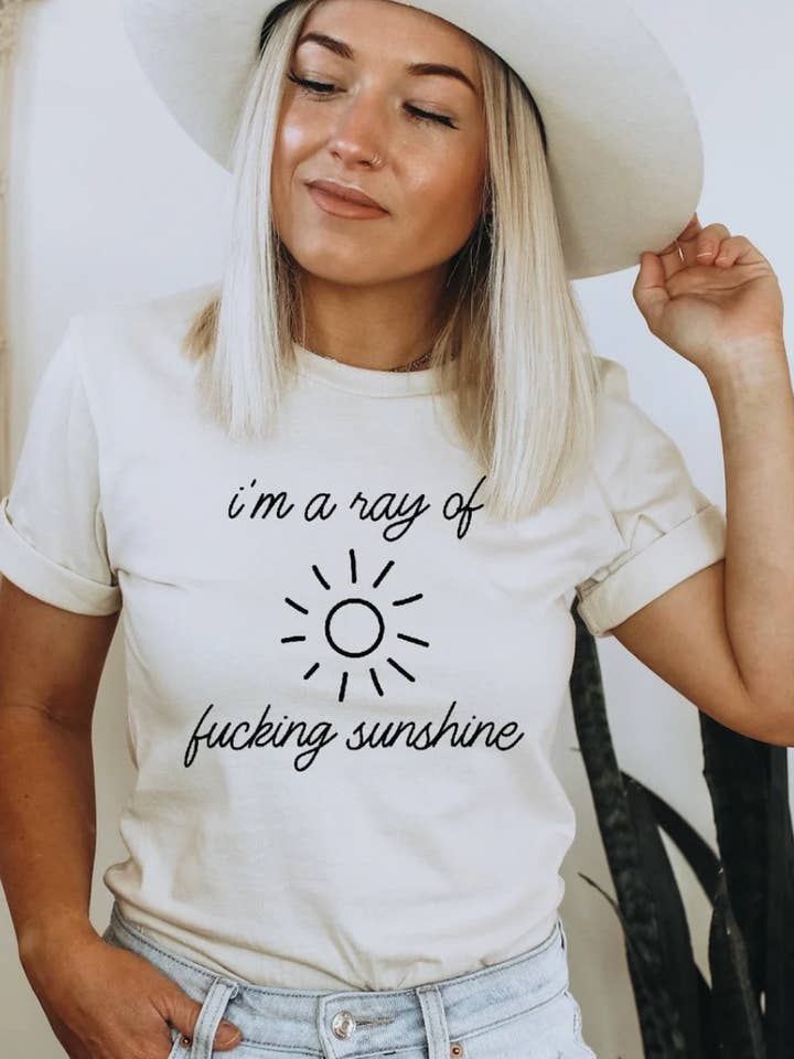 Maglietta grafica Im A Ray Of Fucking Sunshine per la vendita all'ingrosso da parte di 1989 Co.