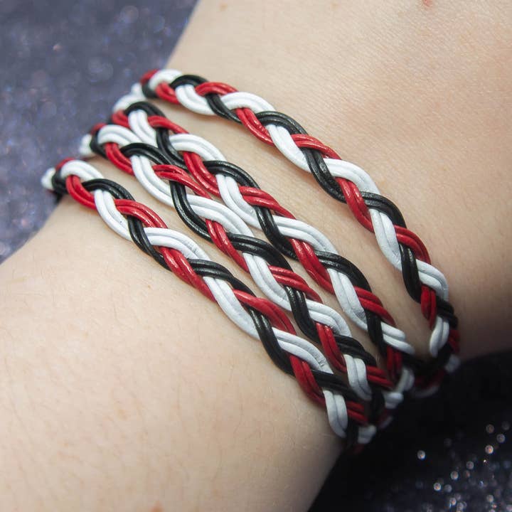 Rött vitt och svart läderarmband - justerbar för wholesale av Quiet Mischief and Company