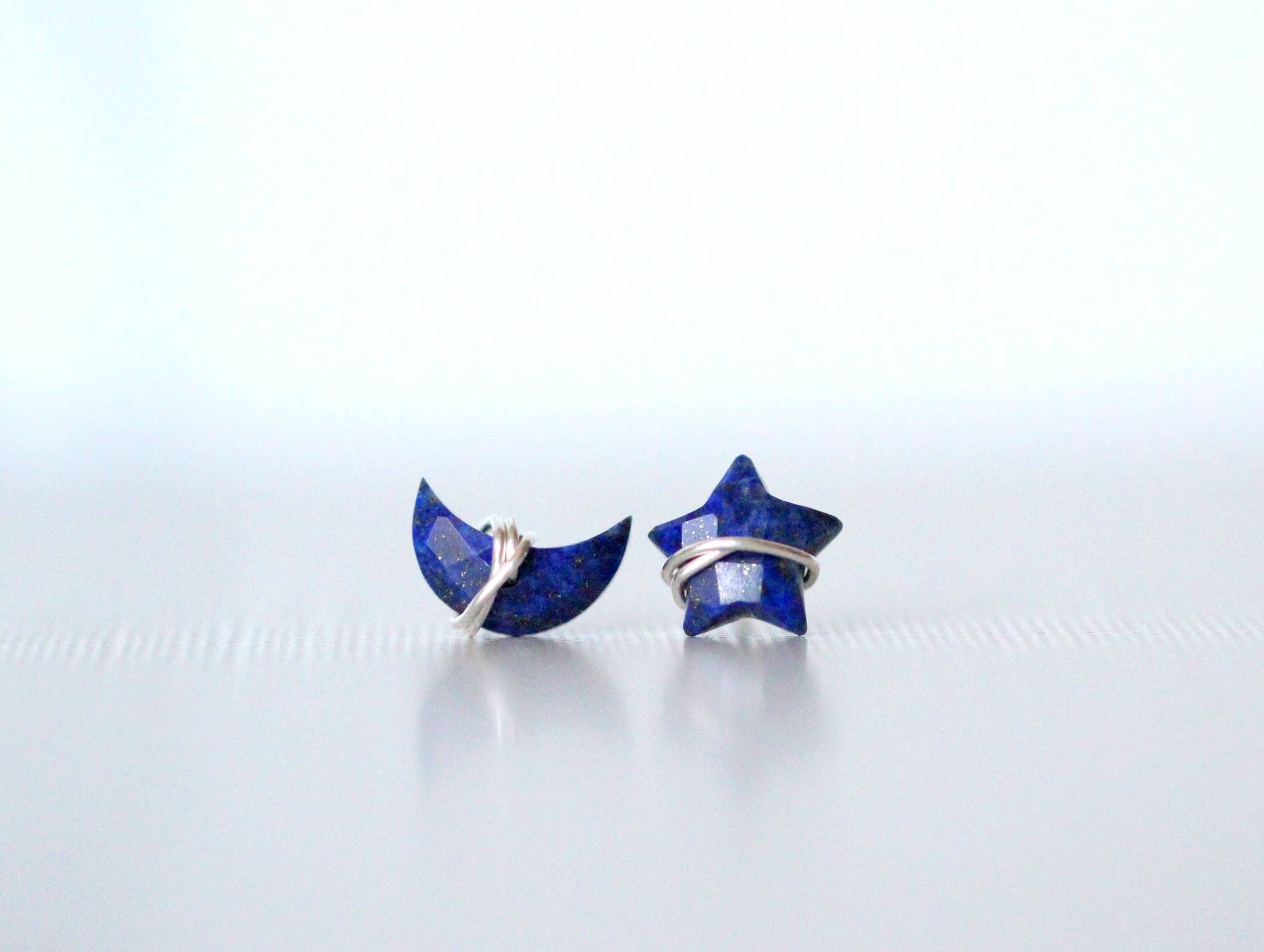 Saressa Designs - Vendita all'ingrosso Orecchini a bottone - Orecchini a lobo Moonbeam+ Stardust - Lapislazzuli3