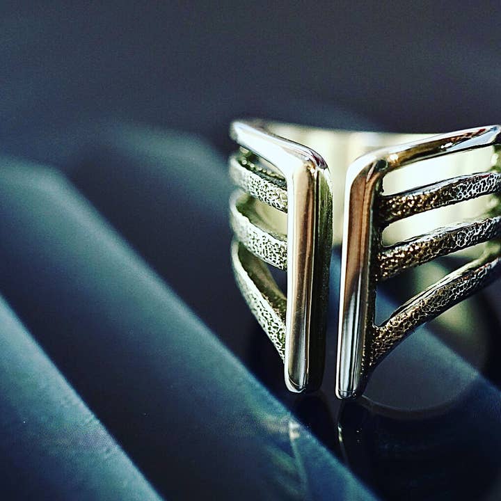 Anello da uomo «Vexed» per la vendita all'ingrosso da parte di Harding Inc