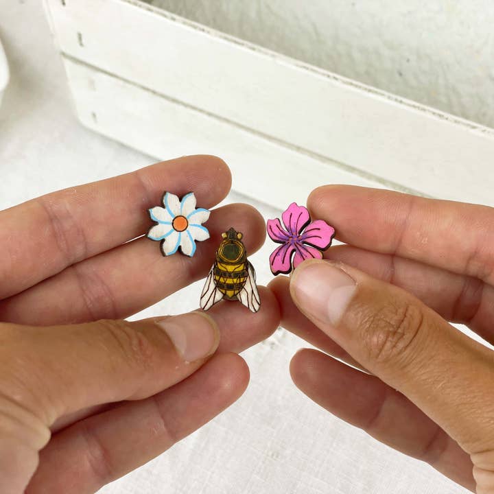 Poppin' Tags Design - Wholesale Brooch - Tris wooden brooches: Bee and Flowers2