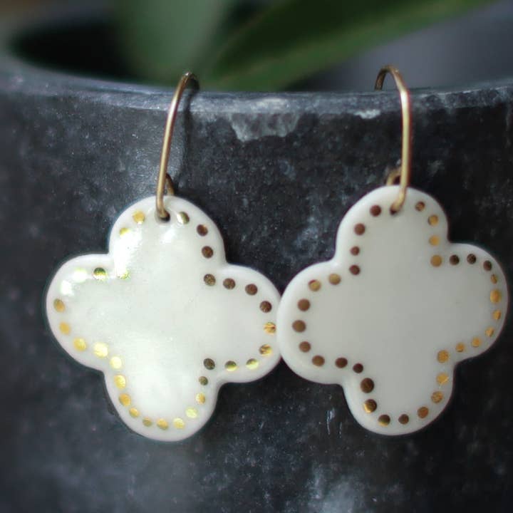 orecchini marocchini con accenti dorati per la vendita all'ingrosso da parte di Remnant Studios