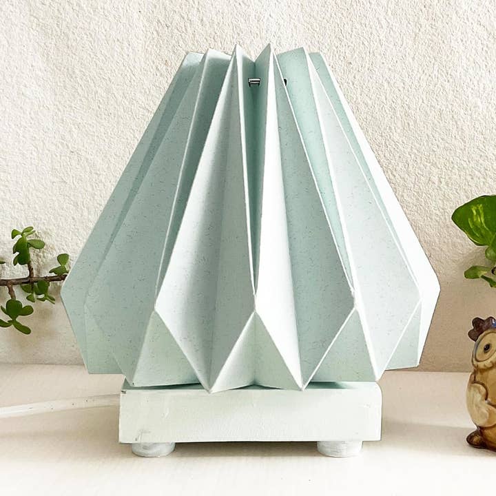 LAMPE DE TABLE KAMALKALI en origami bleu pour la vente par GoGlocal
